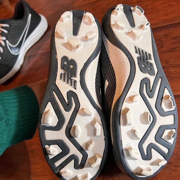 Boys new balance cleats - Picture 2 of 2